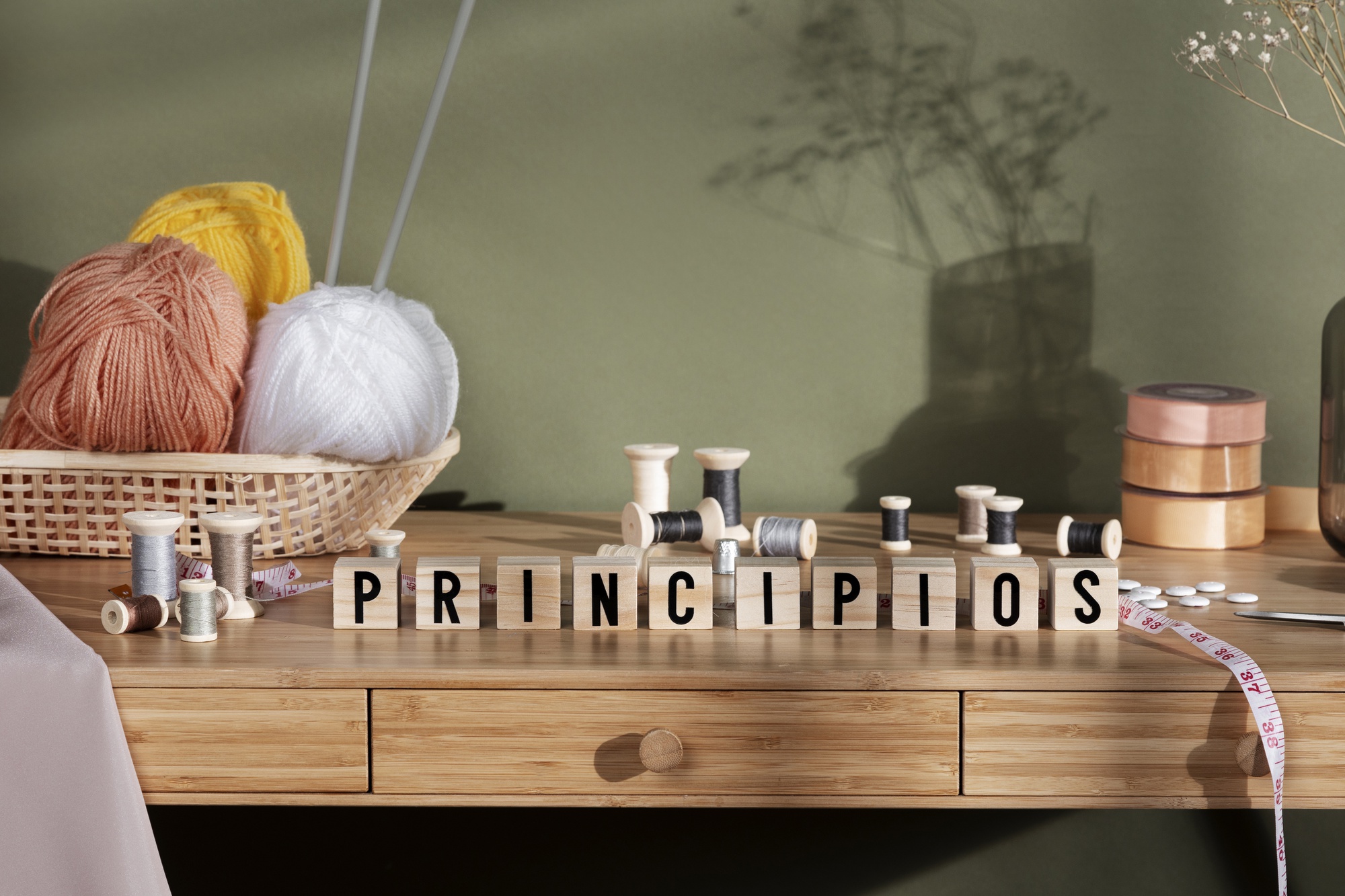 Atelier con filo, tela e cerchio da ricamo